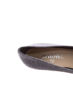 Chanel Gray/Beige felt Cap Toe Pumps - Size 39
