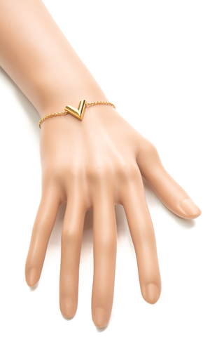 Louis-Vuitton-Essential-V-Bracelet-296321