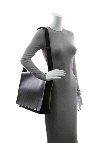 Louis-Vuitton-District-GM-Messenger-Bag-299550