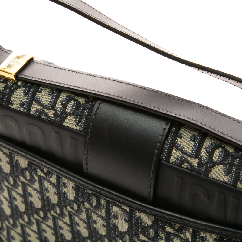 30 Montaigne Flap Bag
