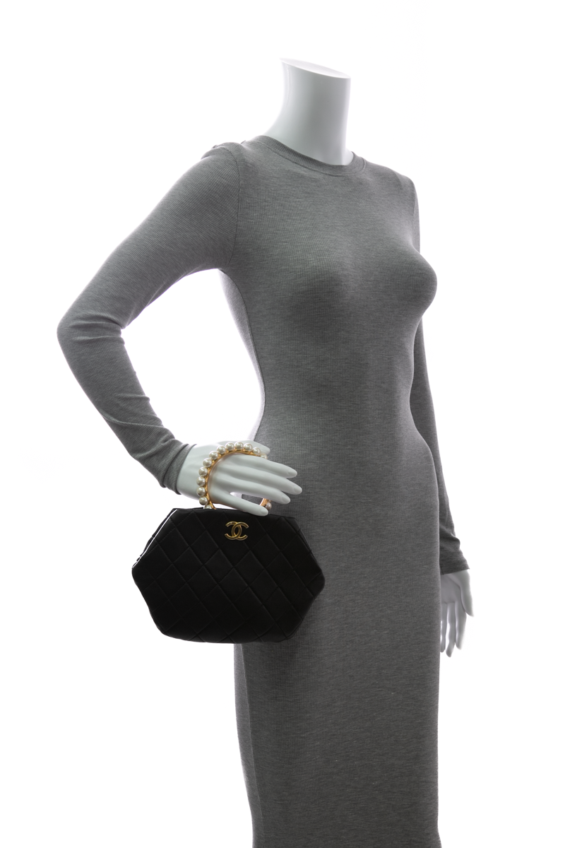 Chanel-Pearl-Handle-Clutch-295448