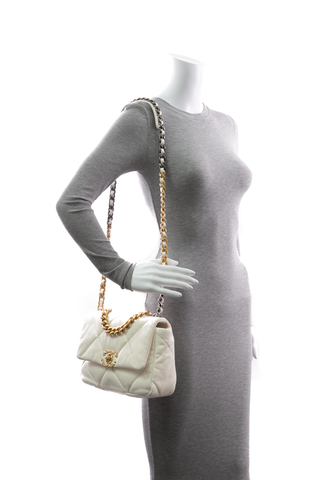 Chanel-Medium-Chanel-19-Bag-297722