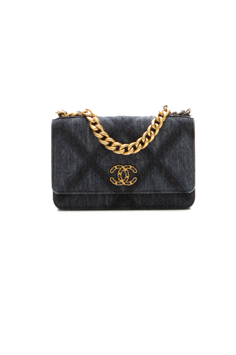 300248-chanel-Chanel-19-Wallet-On-Chain
