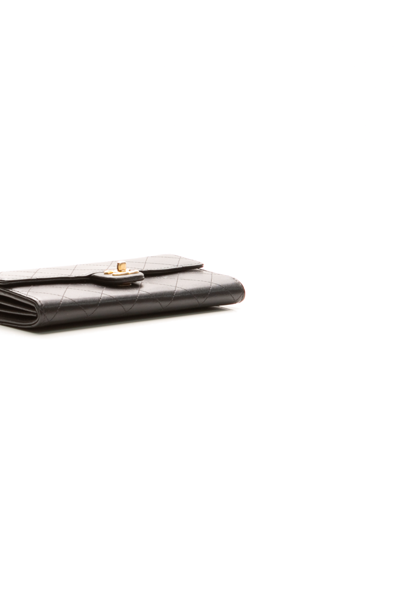 Chic Pearls Clutch with Chain