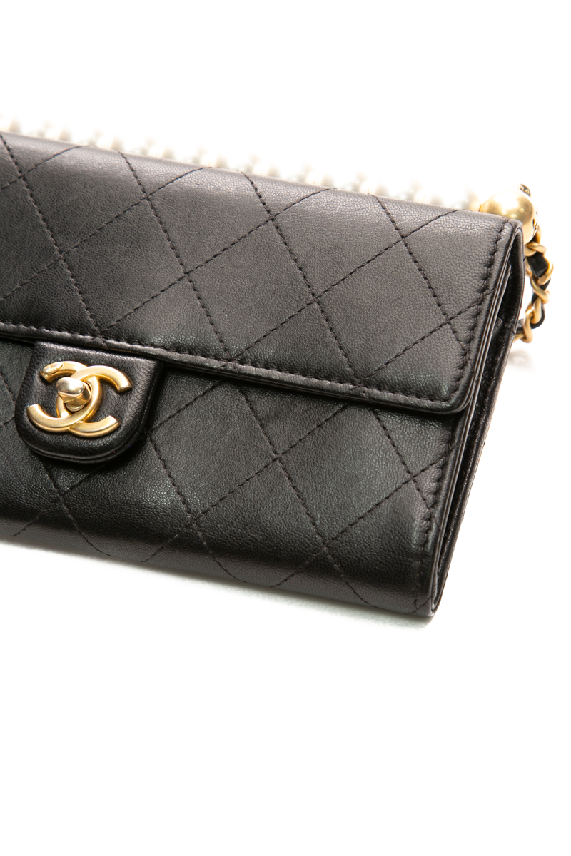 Chic Pearls Clutch with Chain