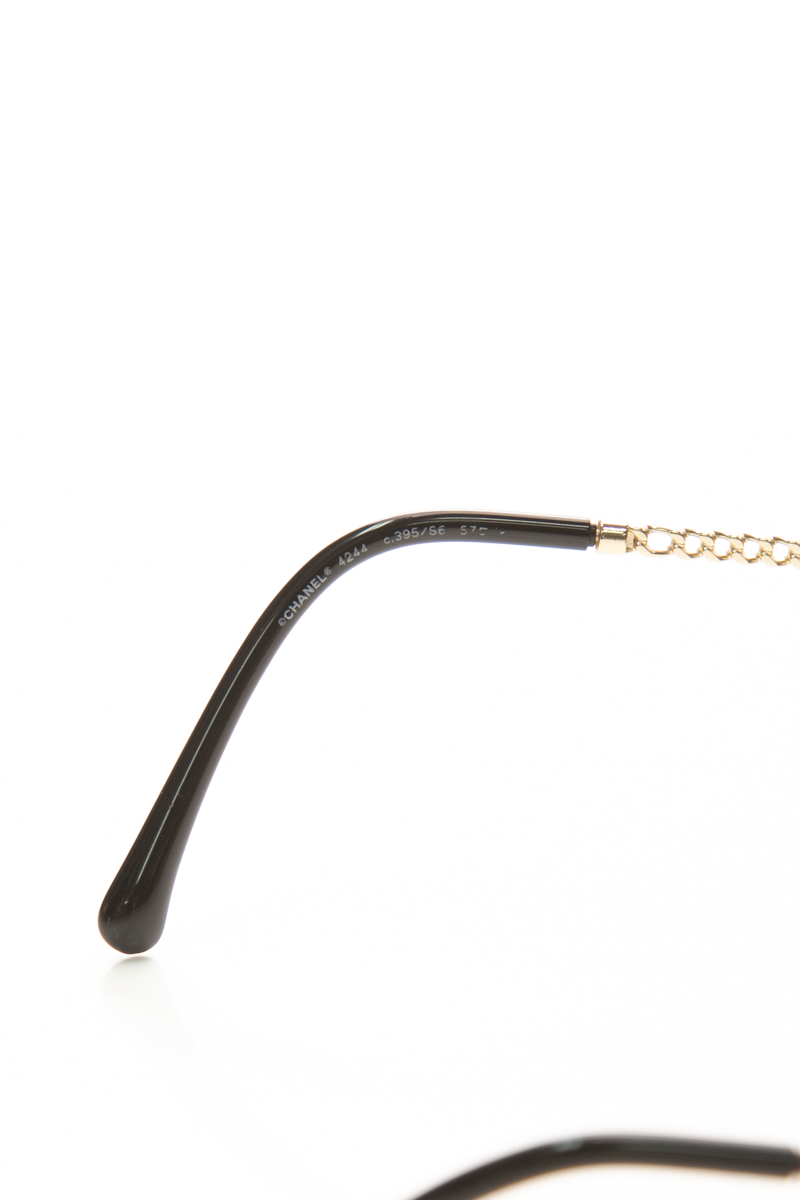 Square Chain Around Rimless Sunglasses