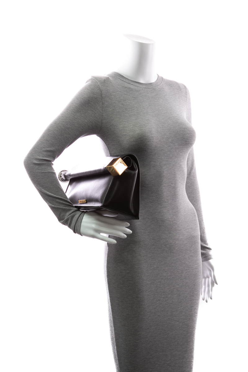 Jacquemus-Le-Rond-Carre-Clutch-300605