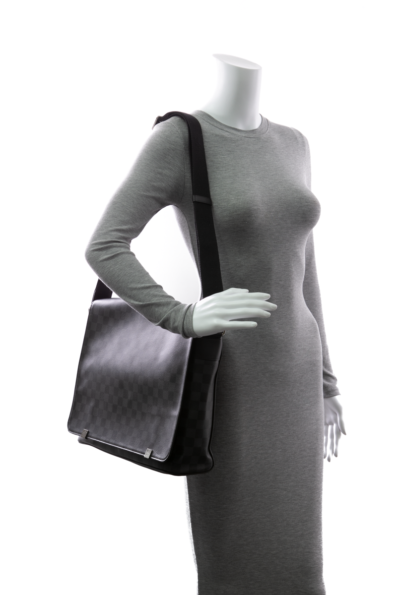 Louis-Vuitton-District-GM-Messenger-Bag-299550